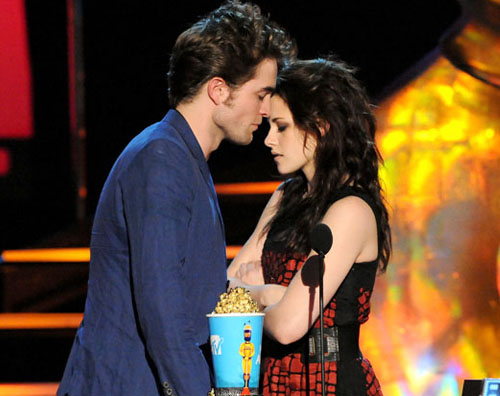Поцелуй Кристен Стюарт и Роберта Паттинсона на вручении наград MTV.